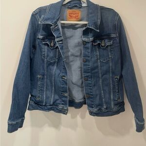 Levi's 
•Denim Blue Trucker Jacket
•Classic 90's Style 
•Casual  
•Size Large